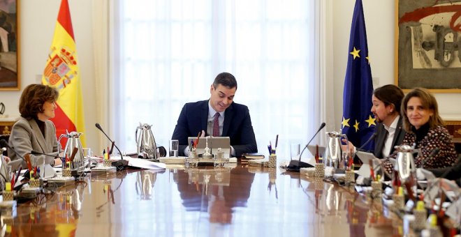 El presidente del Gobierno, Pedro Sánchez, preside el primer Consejo de Ministros, celebrado en el Palacio de la Moncloa. EFE/ Emilio Naranjo