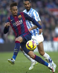 El centrocampista del Málaga José Luis García, 'Recio' (d) disputa un balón con el delantero brasileño del FC Barcelona Neymar Jr. (i), durante el partido de la vigésima cuarta jornada de la liga en Primera División disputado esta tarde en el Camp Nou. EF