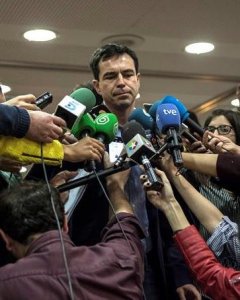 El líder y candidato de Unión Progreso y Democracia (UPYD), Andrés Herzog, declara a los medios de comunicación a su llegada al hotel donde espera los resultados con su equipo. EFE/Santi Donaire