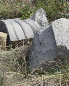 Restos del primer San Juan de Ávalos en alguna cuneta cercana al Valle de los Caídos.- ASOC. PARA LA DEFENSA DEL VALLE DE LOS CAÍDOS