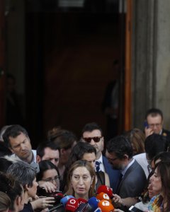 La presidenta del Congreso, Ana Pastor, atiende a los medios después de la Sesión de control al Gobierno. EFE/Javier Lizón