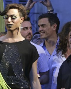 Pedro Sánchez  acudió a Chueca para escuchar el pregón del Orgullo Gay 2015. EFE/Zipi
