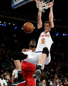 Porzingis hace un mate en un partido hace unos días contra Philadelphia. EFE/JASON SZENES