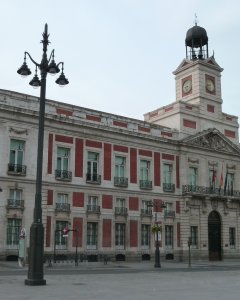 Edificio de la Real Casa de Correos, en la Puerta del Sol, donde actualmente se instala la sede del Gobierno de la Comunidad de Madrid y durante el franquismo la Dirección General de Seguridad.- Archivo:Real Casa de Correos