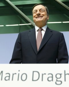 El presidente del BCE, Mario Draghi, antes del comienzo de la rueda de prensa en la sede de la entidad en Fráncfort. REUTERS/Ralph Orlowski