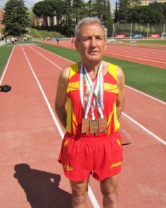 Manuel Alonso Domingo posa con varias medallas.