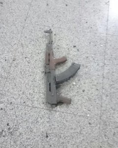 Una imagen de la entrada del aeropuerto de Estambul muestra un un rifle automático utilizado por los atacantes. REUTERS