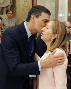 Pedro Sánchez, líder del partido Socialista, da un beso en la mejilla a la candidata del PP a presidenta del Congreso de los Diputados