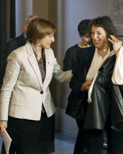 La presidenta del Parlament (i) en los pasillos del Parlament tras recibir las notificaciones en las que el TC ha empezado a investigar la resolución sobre un referéndum de independencia. EFE/Andreu Dalmau