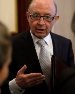 El ministro de Hacienda, Cristóbal Montoro, en declaraciones a los periodistas tras la sesión plenaria celebrada en el Congreso. EFE/Fernando Alvarado