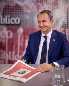 Zapatero con un ejemplar de 'Supervivientes de la Memoria' de Público.- CHRISTIAN GONZÁLEZ