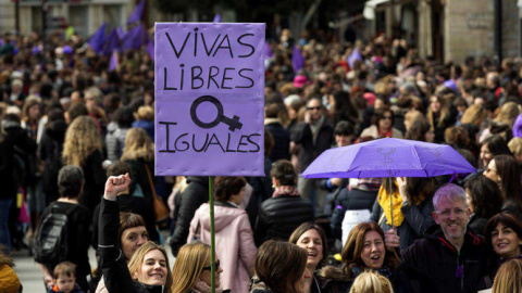 Miles de mujeres se manifiestan en España por el Día Internacional de la Mujer. EFE/ DAVID AGUILAR