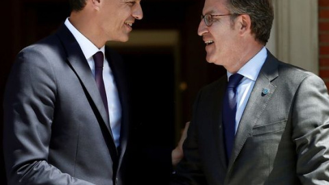 El presidente del Gobierno, Pedro Sánchez (i), y el presidente de la Xunta, Alberto Núñez Feijóo, a las puertas de La Moncloa.- EFE