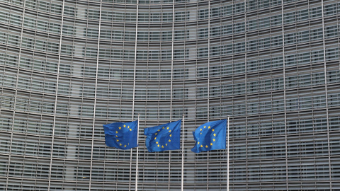 Banderas de la Unión Europea en el exterior de la sede de la Comisión Europea, en Bruselas. REUTERS/Yves Herman