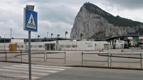 El paso fronterizo con Gibraltar, principal fábrica de La Línea, vacío tras el confinamiento decretado también en el Peñón. / ALFONSO TORRES