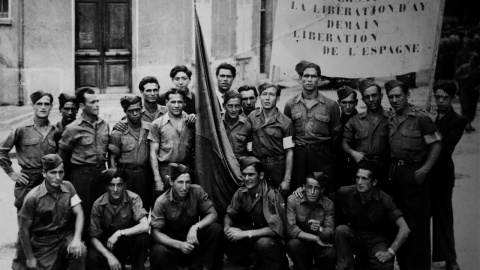 En 1945, la ciudad francesa de Ay recibió a un grupo de deportados españoles. Entre ellos, estaba Juan Romero Romero. En la pancarta expresan su deseo de la pronta liberación de España de la dictadura de Franco.- DEPORTADOS.ES