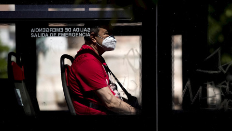 04/05/2020.- Un usuario protegido con una mascarilla en un autobús de Zaragoza. / EFE - TONI GALÁN