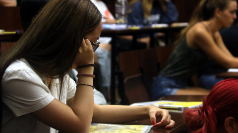 Una noia esperant començar l'examen de llengua castellana i literatura de la selectivitat, el passat setembre. ELISENDA ROSANAS / ACN