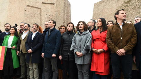 El presidente de VOX, Santiago Abascal (2i), el líder del PP, Pablo Casado (4i), y el líder de Ciudadanos, Albert Rivera (d), han posado junto a otras personalidades asistentes a la concentración convocada por su partido, Ciudadanos y el PP este doming