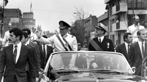 El general Augusto Pinochet (l), jefe de la junta militar chilena, saluda el 11 de septiembre de 1973 en Santiago, poco después de la muerte del presidente Allende, elegido en las urnas.- AFP