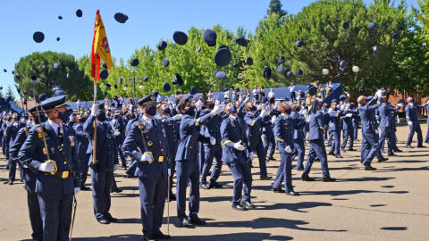 El lanzamiento al aire de las gorras de los nuevos sargentos de la XXVIII Promoción, tras el acto de entrega de despachos en la Academia Básica del Aire de León.