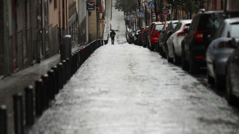 El madrileño barrio de Malasaña amanecía desierto este sábado, séptima jornada de estado de alarma para frenar la pandemia del coronavirus. EFE/Kiko Huesca