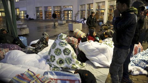 Unos refugiados duermen frente al centro de inmigración de Suecia situado en Malmö. REUTERS/Archivo