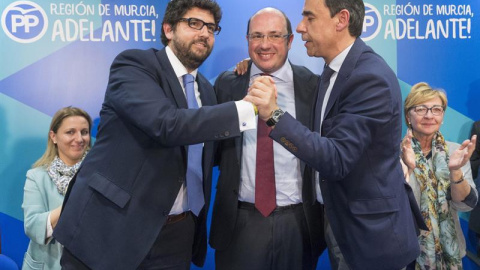 El expresidente de Murcia, Pedro Antonio Sánchez (c); el coordinador general del PP, Fernando Martínez-Maillo (d); y el candidato del PP de Murcia a la Presidencia de la Región, Fernando López Miras (i). EFE