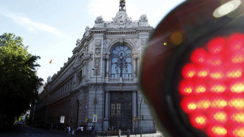 Un semáforo en rojo cerca del edificio del Banco de España en Madrid. EFE