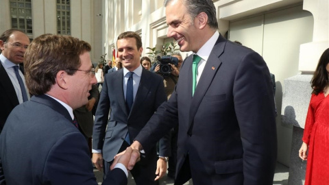 El recién elegido alcalde de Madrid, José Luis Martínez-Almeida (PP), saluda a Javier Ortega Smith (Vox). EP