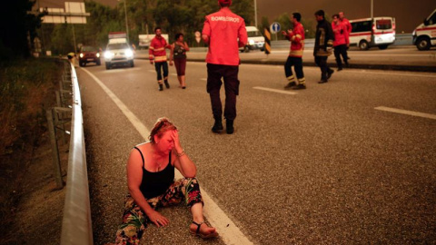 Una mujer llora desconsolada en una carretera en Pedrogao Grande, asolado por un gran incendio. /EFE