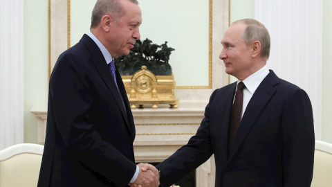 05/03/2020 - El presidente ruso Vladimir Putin y su homólogo turco Recep Tayyip Erdogan durante una reunión. / EFE