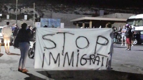 Protesta contra la llegada de migrantes a Lampedusa. / ELIO DESIDERIO (EFE)