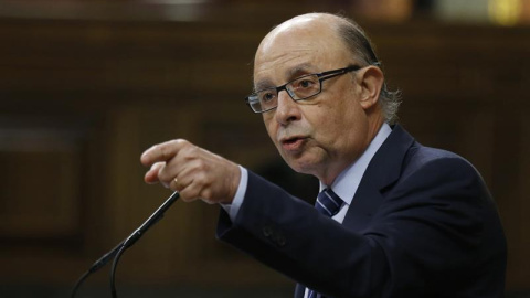 El ministro de Hacienda, Cristóbal Montoro, durante su intervención en el pleno del Congreso de los Diputados, celebrado hoy. EFE/Kiko Huesca