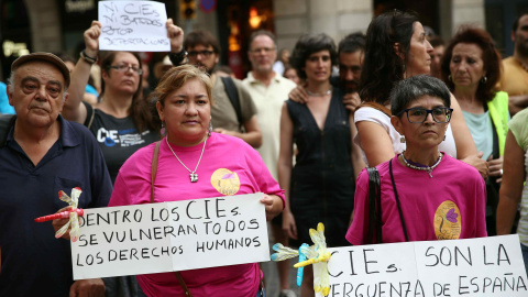 Más de un centenar de personas se han concentrado hoy en la plaza Sant Jaume de Barcelona para expresar su rechazo a la reapertura del Centro de Internamiento de Extranjeros (CIE) de la Zona Franca de la capital catalana, convocados por la Plataforma Cer