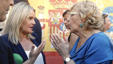 Marimar Blanco (izquierda), presidenta de la Fundación Víctimas del Terrorismo y hermana de Miguel Ángel Blanco, conversa con la alcaldesa de Madrid, Manuela Carmena, durante el acto organizado por el Grupo Municipal del PP. | EMILIO NARANJO (EFE)