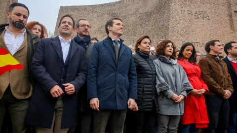 El presidente de Vox, Santiago Abascal (1i), el líder del PP, Pablo Casado (3i), y el líder de Ciudadanos, Albert Rivera (2d), el 10 de febrero de 2019, posan en la plaza de Colón de Madrid, en protesta por el diálogo de Pedro Sánchez con los indepen