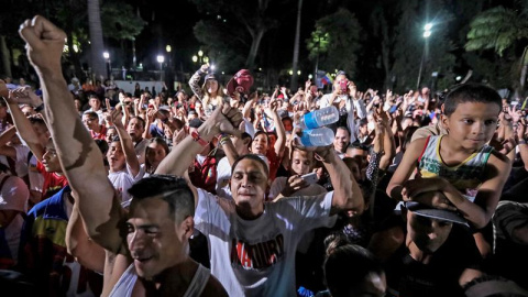 Chavistas participan en una celebración, en la plaza Bolívar de Caracas (Venezuela), al culminar jornada de votación hoy, domingo 30 de julio de 2017. EFE/Miguel Gutiérrez