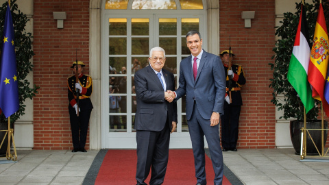 El presidente del Gobierno, Pedro Sánchez (d), saluda al presidente del Estado de Palestina, Mahmud Abás (i), en el Palacio de La Moncloa