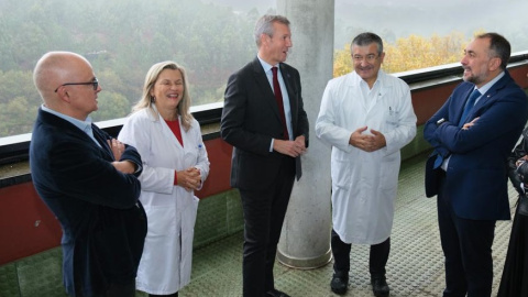 Eloína Núñez segunda por la izquierda, y el presidente de la Xunta, Alfonso Rueda, en una visita de éste a un hospital de Santiago el pasado noviembre.