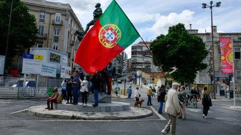 Un hombre pasea con una bandera de Portugal en una protesta. Archivo