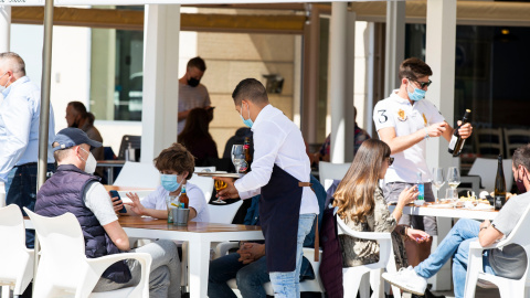 Varias personas en una terraza de Sanxenxo, en Pontevedra, Galicia