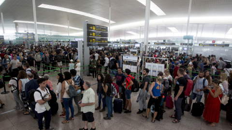 Nuevas aglomerarios de pasajeros en el Aeropuerto de Barcelona-El Prat, a la espera de que mañana la asamblea de trabajadores de Eulen vote una propuesta de la Generalitat. EFE/Quique García