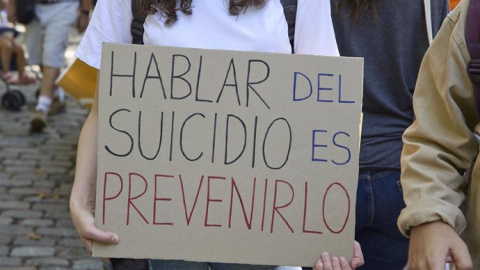 10 de septiembre. Foto de archivo. Una persona muestra una pancarta que dice "Hablar de suicidio es prevenirlo" en una manifestación para exigir un Plan Nacional de Prevención del Suicidio, a 10 de septiembre, en Madrid.