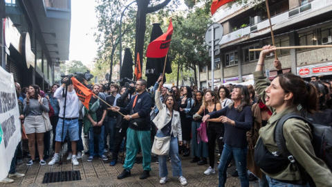 17/09/2024 - Imatge de la concentració de dimarts davant la seu de Junts en protesta pel seu "no" a regular el lloguer de temporada.