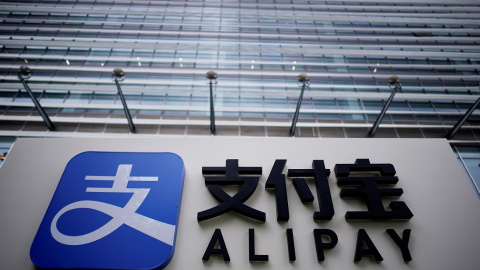 El logo de Alipay (propiedad de Ant Group, una filial del gigante chino del comercio electrónico Alibaba), en sus oficinas en Shanghai (China). REUTERS / Aly Song