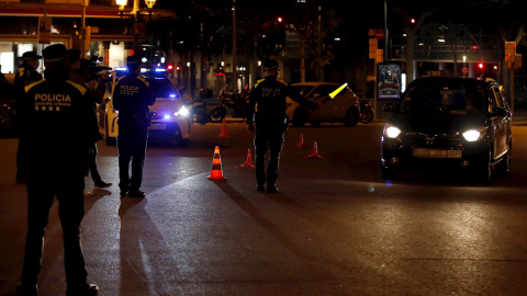 Control de la Guardia Urbana de Barcelona en la plaza Francesc Macià en la tercera noche del toque de queda