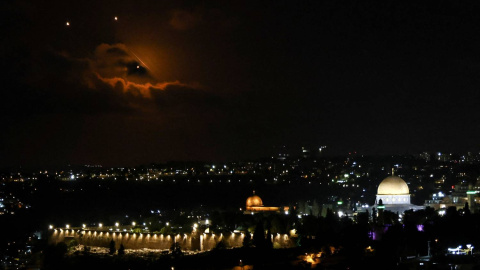 La Cúpula de la Roca en el recinto de Al-Aqsa, en Jerusalén, durante el lanzamiento de decenas de misiles por parte de Irán contra Israel.