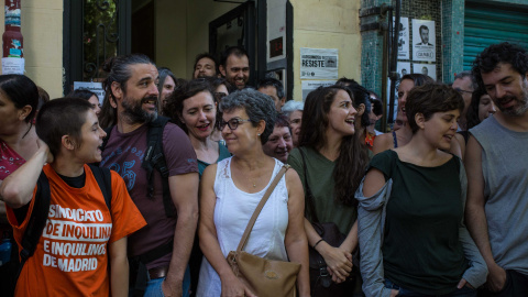 Vecinos y activistas celebran el aplazamiento del desahucio de Josefa Santiago en el portal de la calle Argumosa, 11 de Madrid.- JAIRO VARGAS