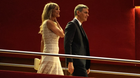 El presidente del Gobierno, Pedro Sánchez, y su mujer, Begoña Gómez, a su llegada a la entrega del Premio Donostia, en el Festival de Cine de San Sebastián, a 26 de septiembre de 2024,